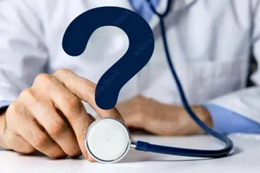 Person writing questions for a healthcare appointment